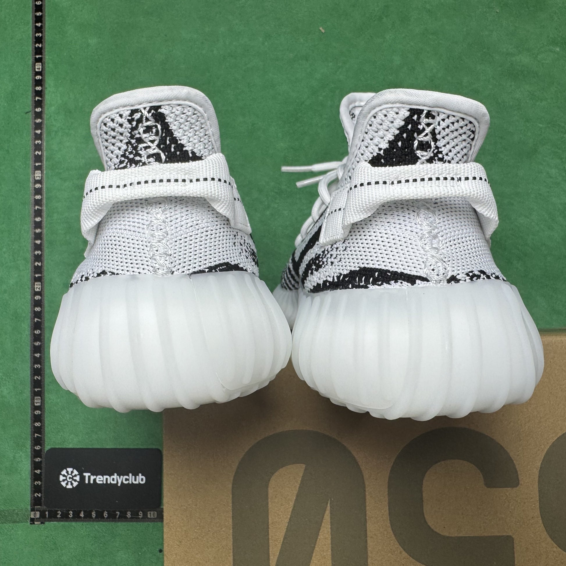 YEEZY 350 V2 - ZEBRA