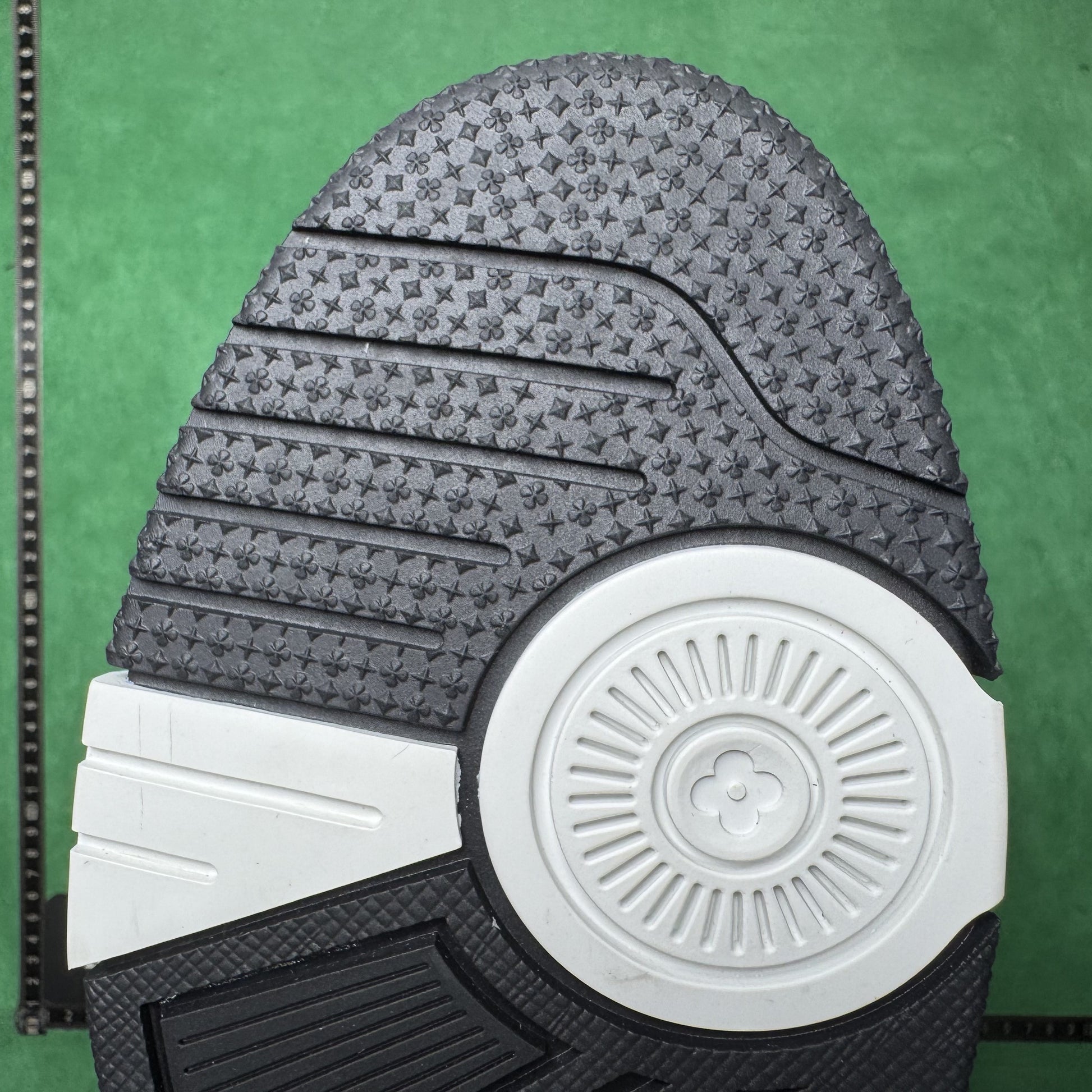 LOUIS VUITTON - LV SKATE