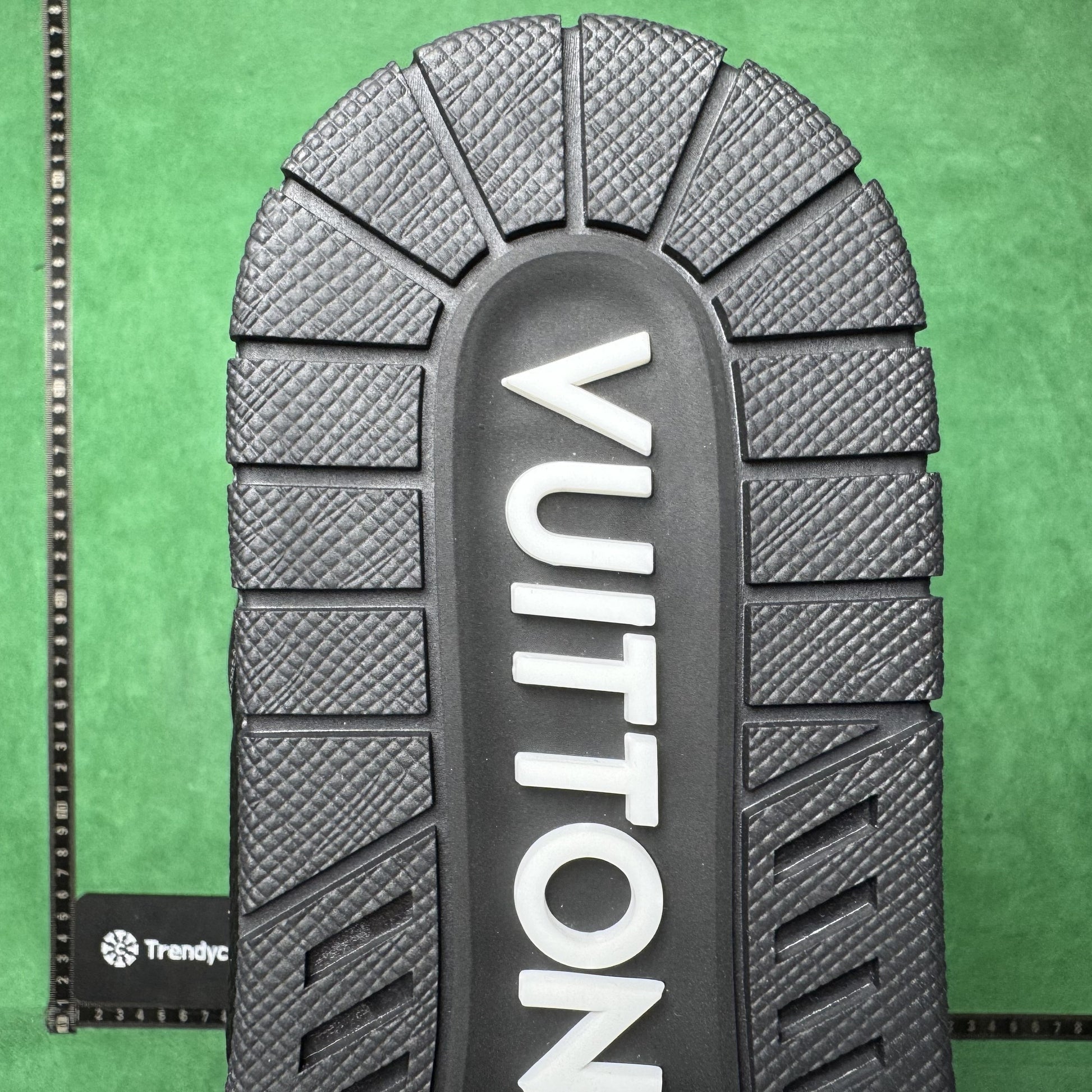 LOUIS VUITTON - LV SKATE