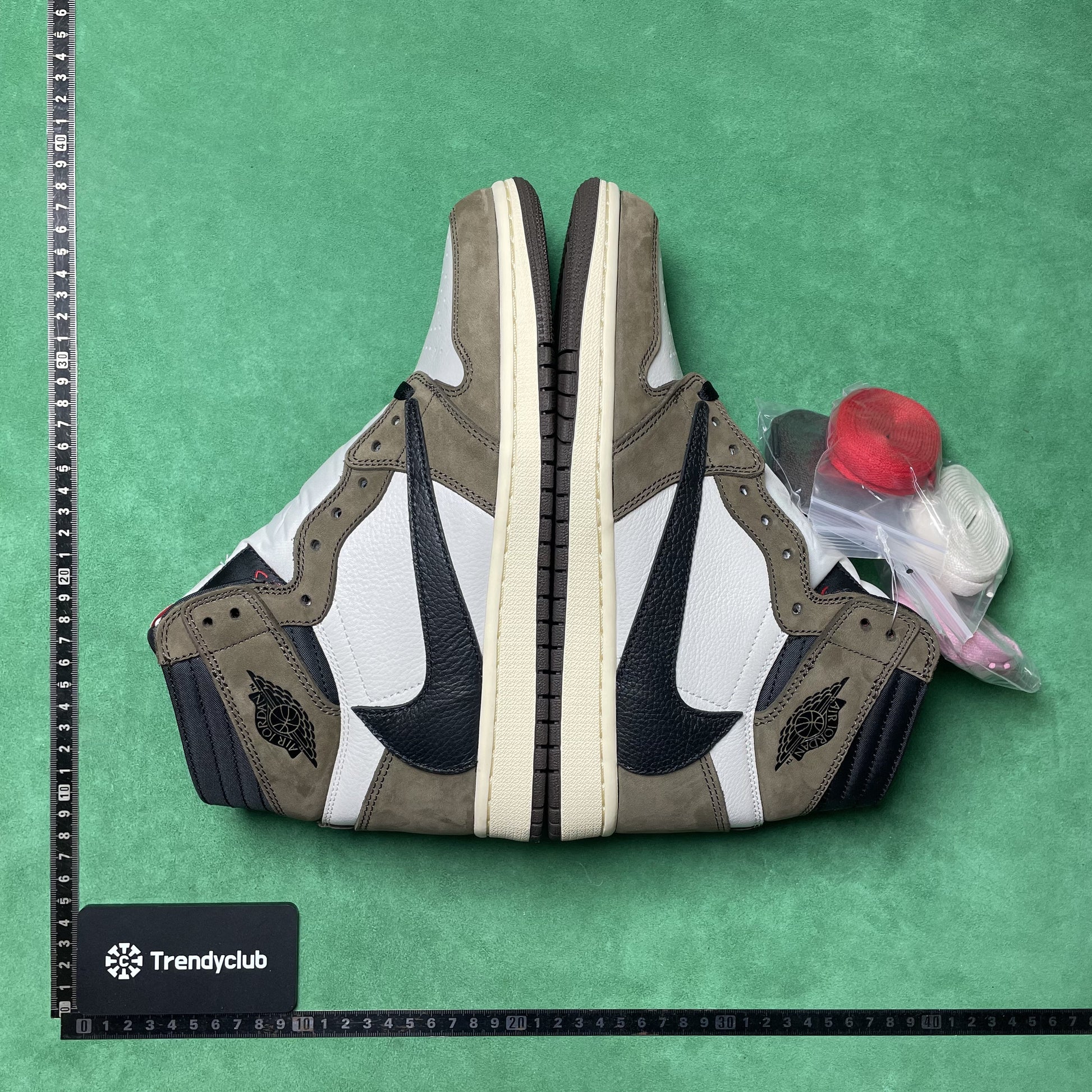 NIKE JORDAN 1 X TRAVIS SCOTT - MOCHA