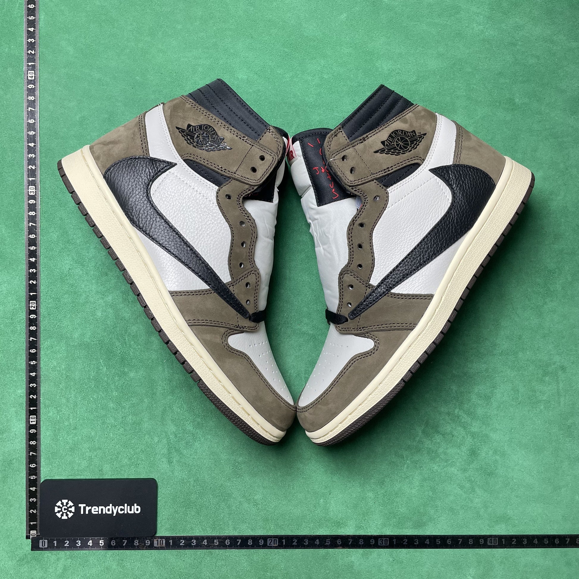 NIKE JORDAN 1  X TRAVIS SCOTT - MOCHA