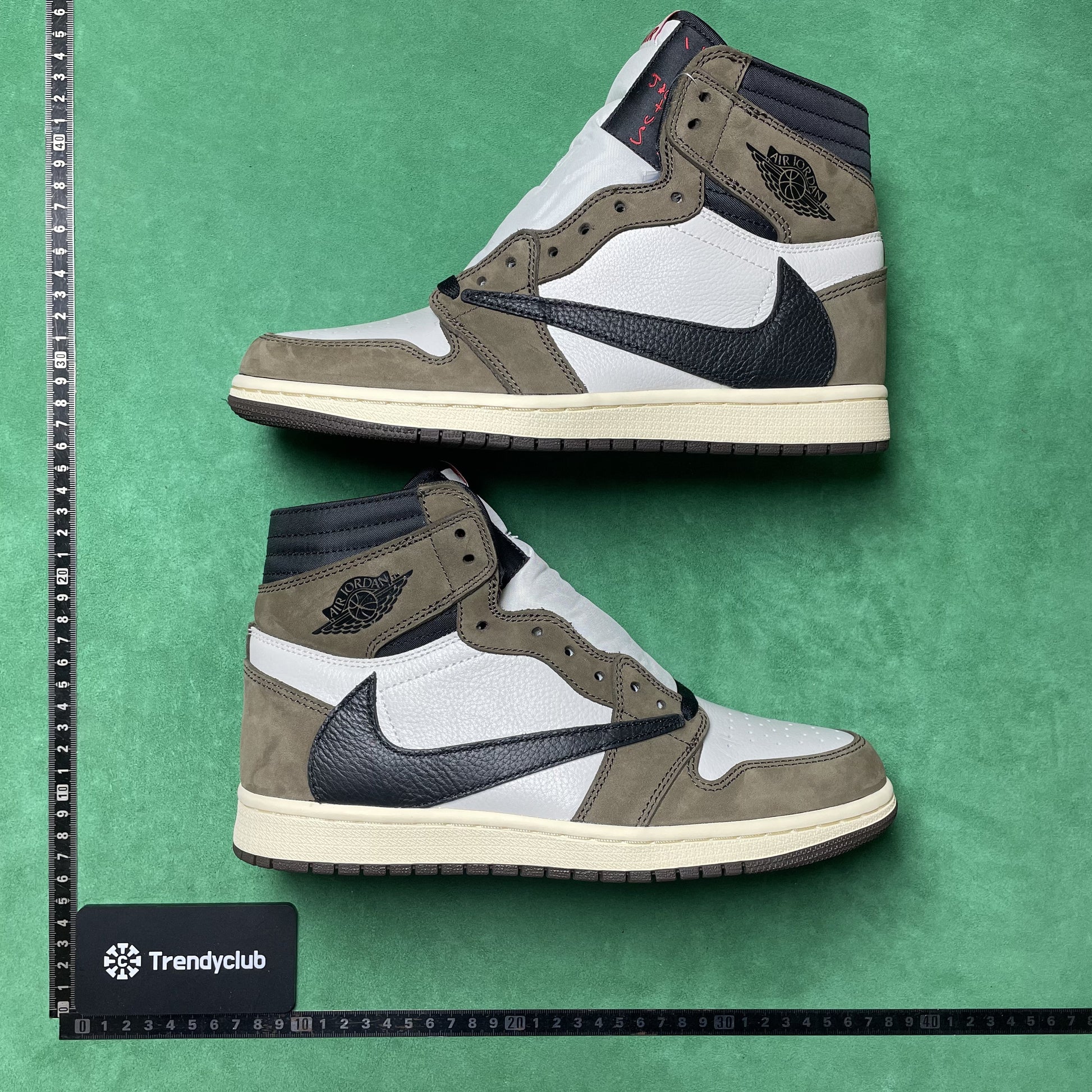 NIKE JORDAN 1  X TRAVIS SCOTT - MOCHA