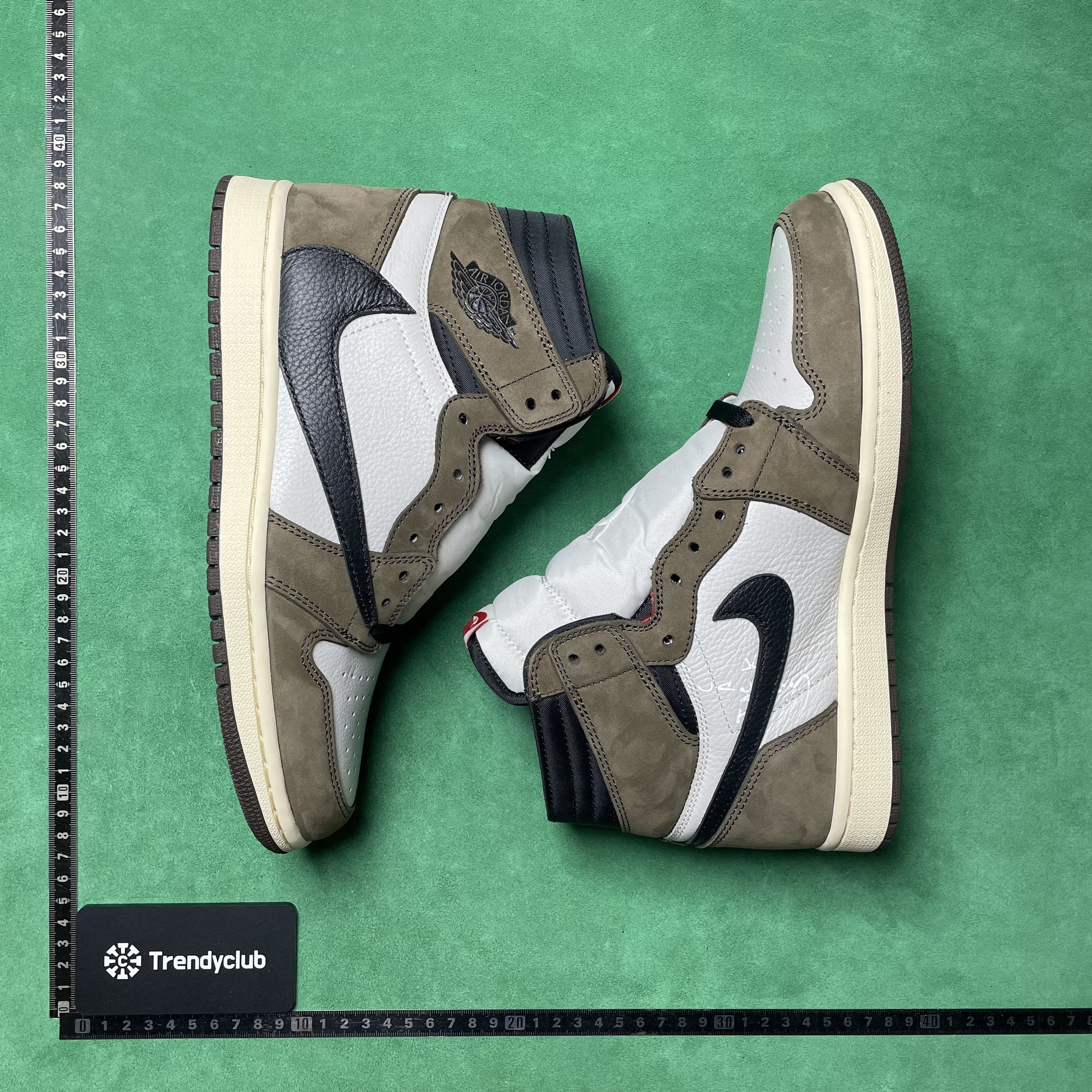 NIKE JORDAN 1  X TRAVIS SCOTT - MOCHA