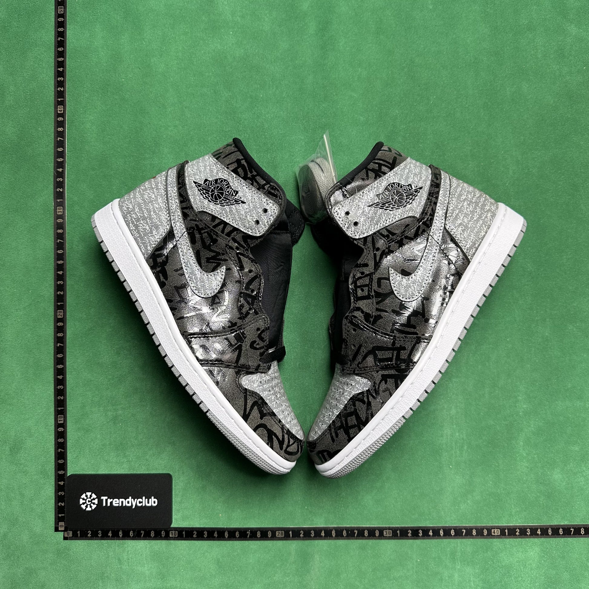 NIKE JORDAN 1 - REBELLIONAIRE