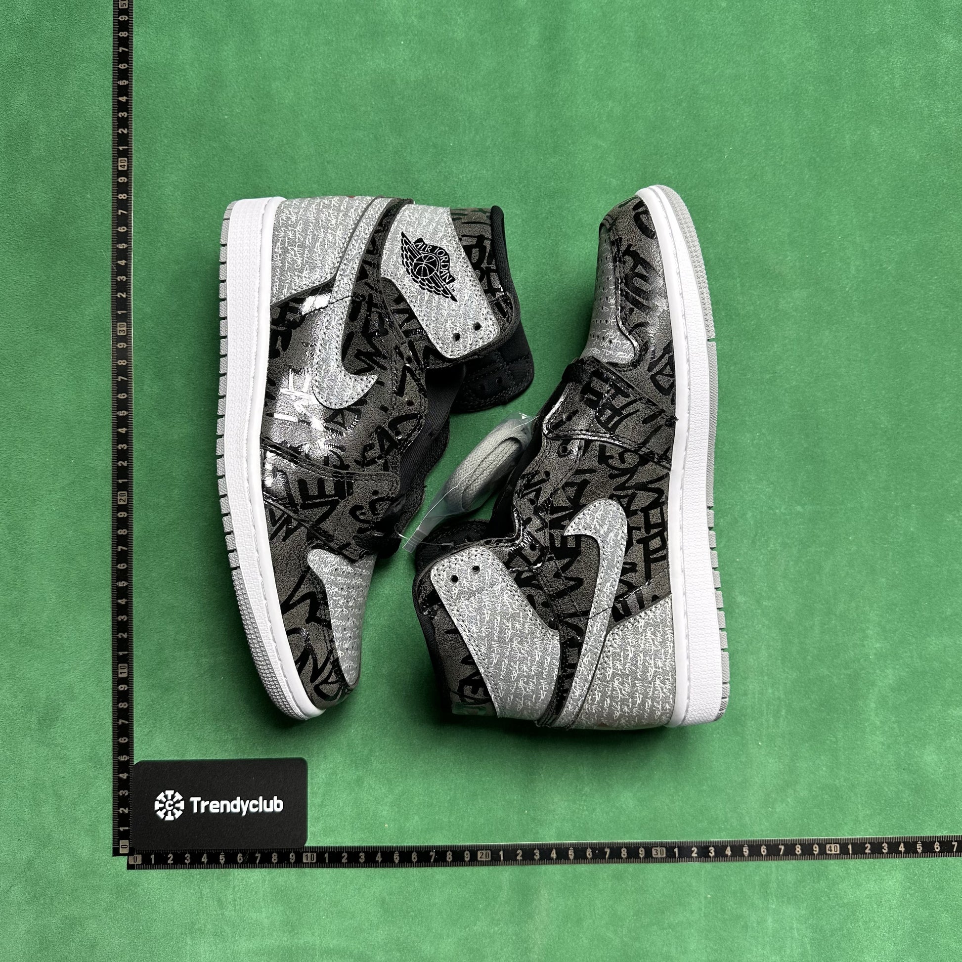 NIKE JORDAN 1 - REBELLIONAIRE